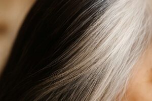 Capelli bianchi: questa colorazione vegetale con voto eccellente regala un risultato naturale sorprendente